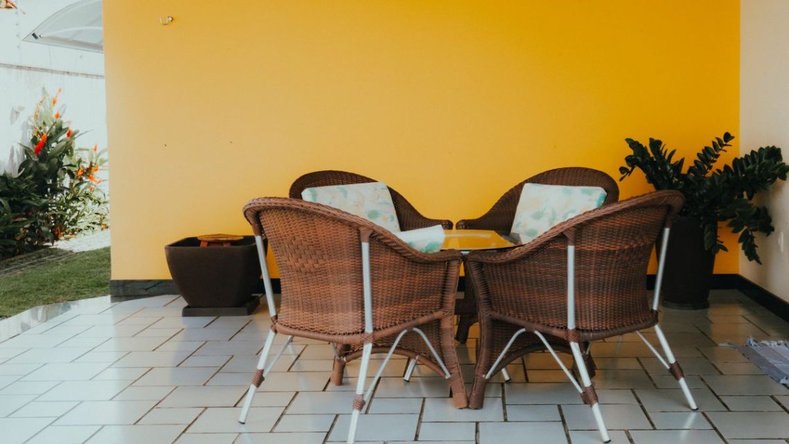 Quel carrelage pour une terrasse méditerranéenne dans le Var ? Résister au soleil, au sel et au mistral