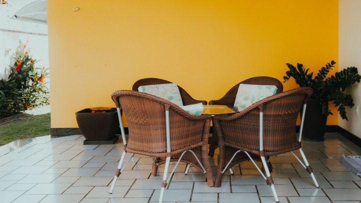 Quel carrelage pour une terrasse méditerranéenne dans le Var ? Résister au soleil, au sel et au mistral